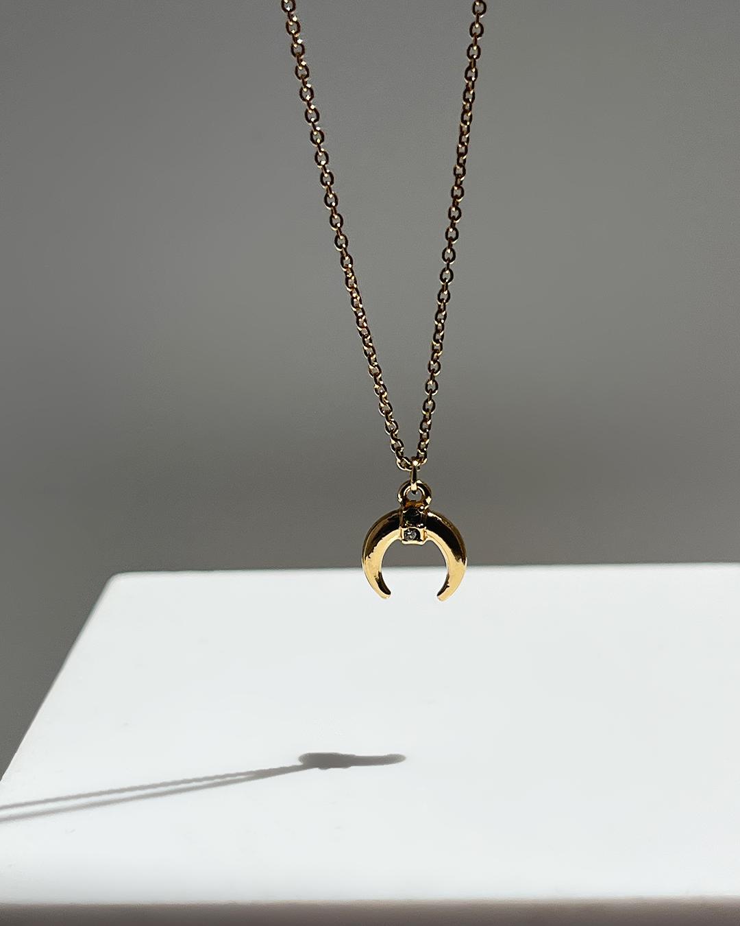 گردنبند ماه زنانه Six